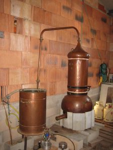 distillation dans un alambic en cuivre